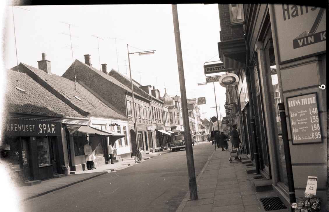 Nygade set fra hjørnet ved Hostrupsgade. 8600 Silkeborg, 1965