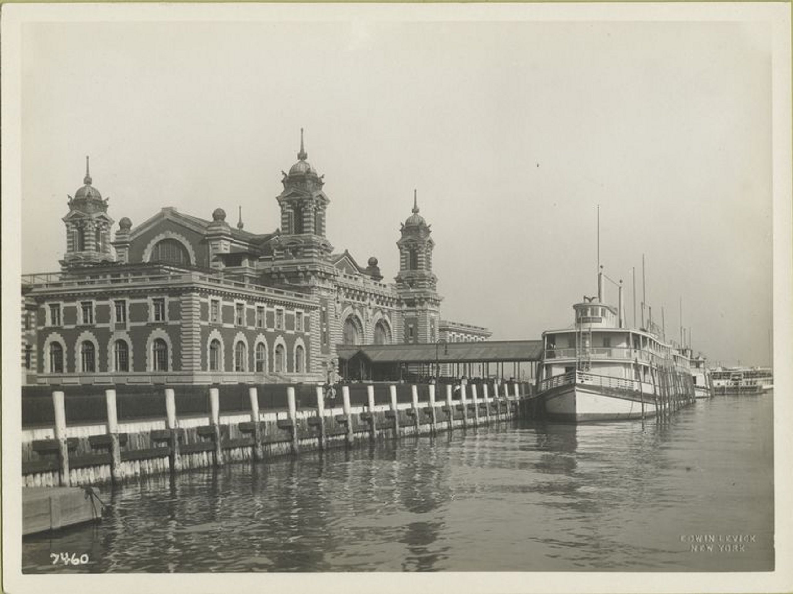 Immigrant Station, Ellis Island, med færge forankret ved tilstødende mole