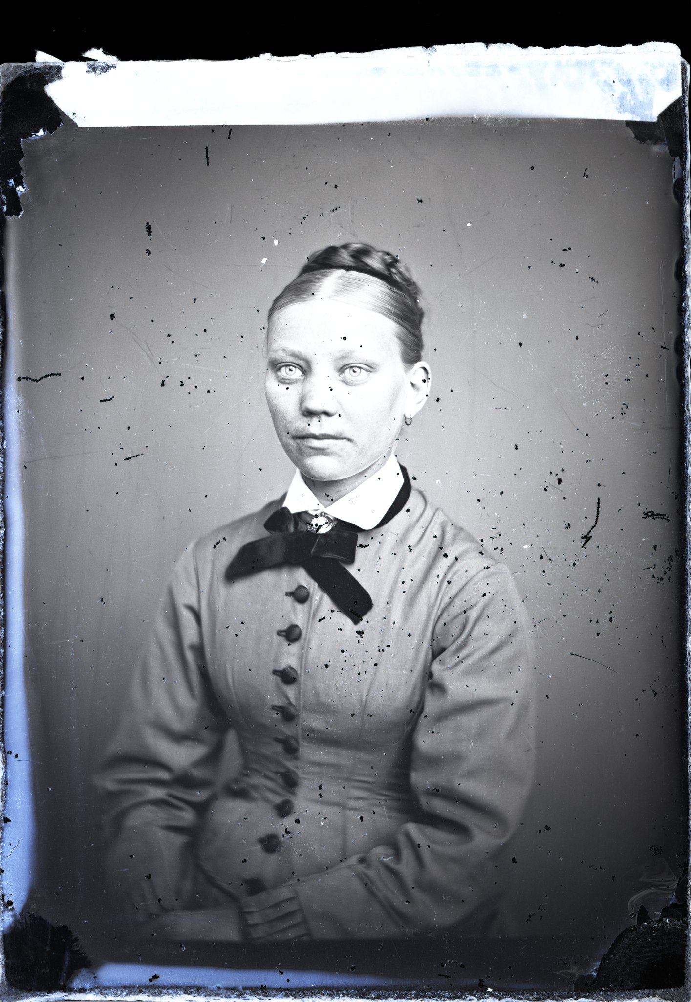 Kjerstine Jørgensen blev født i Viuf den 29. oktober 1858 som datter af husmand Jeppe Jørgensen og hustru Inge Marie Hansen. Omkring 1875.